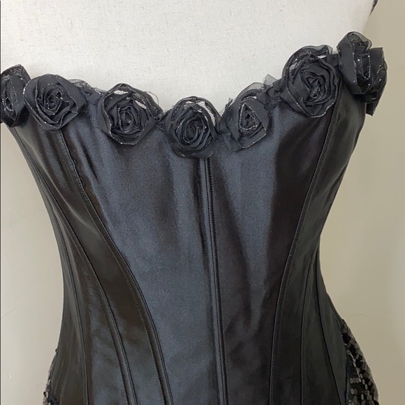 Black corset with sequined skirt and black roses - Picture 2 of 6